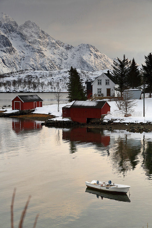 austnesfjordenn -渔船停泊在Vestpollen村-中央Austvagoya岛。Nordland fylke-Norway。0090
